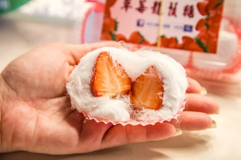 曹阿伯龍鬚糖｜草莓龍鬚糖開賣啦！季節限定圓滾滾一咬就噴果汁的草莓龍鬚糖