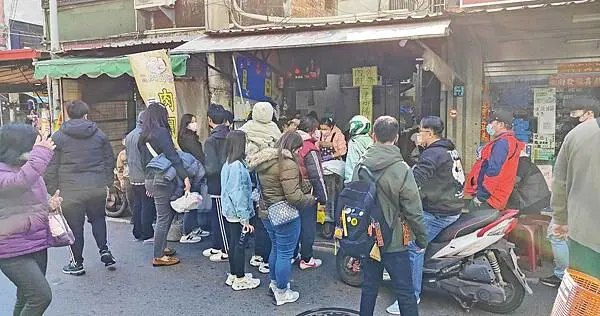 炸裂了～人潮會爆炸的超人氣老字號店家！人多的時間要等超過５０分鐘才能吃到，遠近馳名的超強店家，來到此