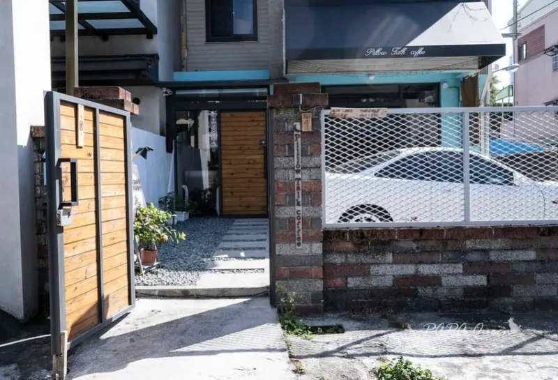 Pillow Talk coffee  黎明新村裡的老宅咖啡是低調藍是港式溫馨咖啡館