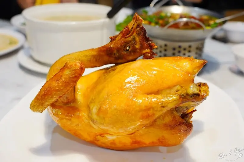 福哥石窯雞》黑羽土雞金黃酥脆，皮脆汁多肉質鮮嫩，非凡大探索推薦，交流道旁附停車場｜羅東五結店餐廳