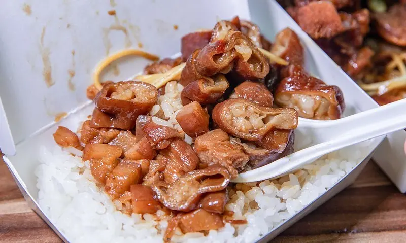 【板橋區美食里-埔墘的味道之二十】豬大A豬腳.絕品大腸滷肉飯.止不住的脆Q油香