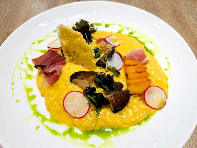 【SNAIL蝸牛義大利餐廳 林口昕境店】新北林口美食餐廳推薦！神級美味的「日本海膽燉飯搭南非鮑魚」和「藍鑽蟹肉風琴麵」，荷包花少少的錢吃出五星級享受～