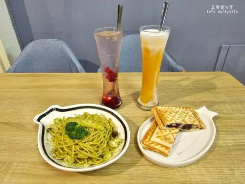 魚時咖啡｜ 低調營業到半夜兩點的咖啡店 也有義大利麵和熱壓吐司 🌱 豆芽愛吃在台中