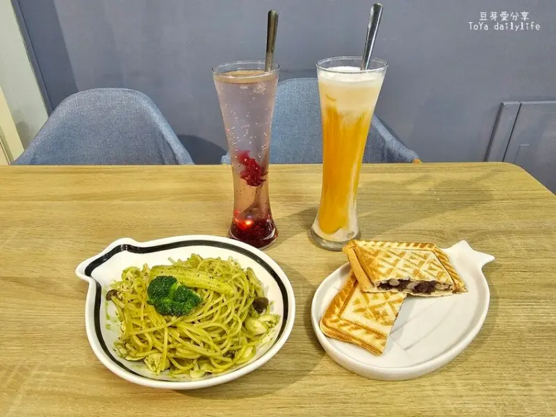 魚時咖啡｜ 低調營業到半夜兩點的咖啡店 也有義大利麵和熱壓吐司 🌱 豆芽愛吃在台中