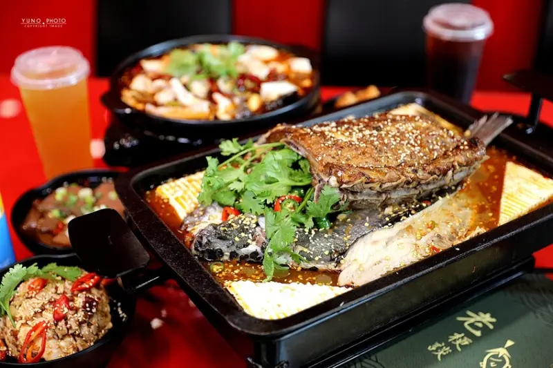 老梗談鐵鍋燉魚｜麻辣口味新鮮魚料理！比臉還大的巨無霸豬肋排 辣勁十足，鮮、香、麻、辣超涮嘴 讓人回流連