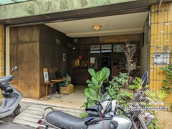 台北萬華-[森耕耕咖啡商行] 近龍山寺與龍都冰果室，職人手沖咖啡與不定時美味鹹食甜點，日式喫茶情調復古老件與音樂相伴，歷史老城區的靜謐深夜咖啡館