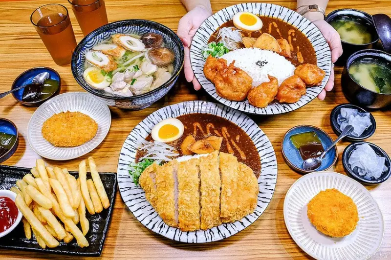 烏龍麵清甜湯頭大塊雞腿肉，佐屋熟成咖哩結合20種辛香料，滋味濃郁微酸尾韻有層次！