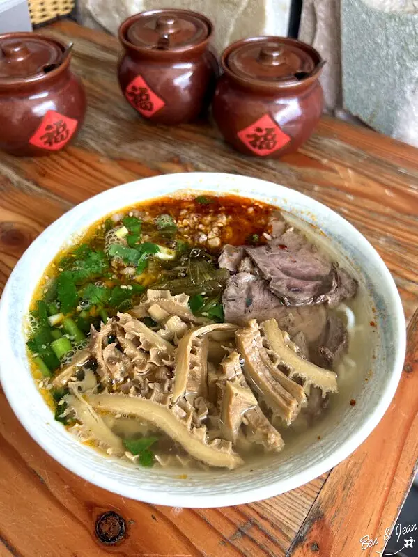 雲南艾玉傣族米線》隱藏巷弄的雲南好味道，傣族米線軟Q爽滑不失勁道，湯頭酸辣鮮香超過癮｜宜蘭頭城小吃推