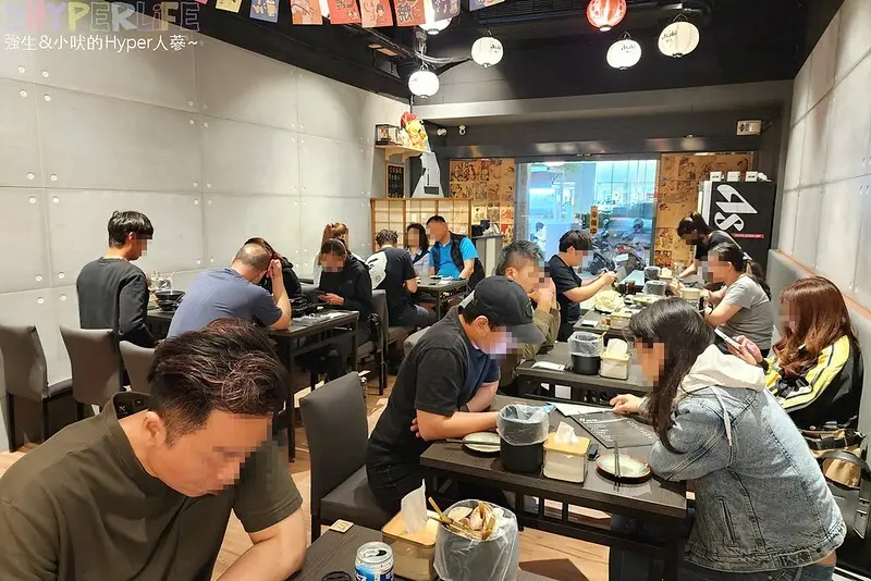 營業到凌晨1點的文心櫻花站捷運美食，越晚人潮越多！大嗑新鮮龍蝦，炭火直烤鎖住水份值得一試！