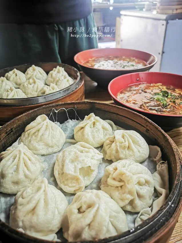 高雄。岡山》欣欣市場小籠包。欣欣市場老店。小籠包跟麵都好吃
