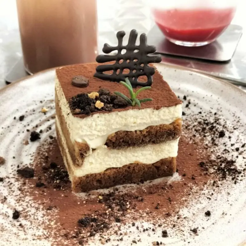 提拉酒香濃郁｜甜點夠吸引｜氣泡飲美翻了｜連冰球都這麼講究｜清新純白風｜嘉義木木彡甜點店