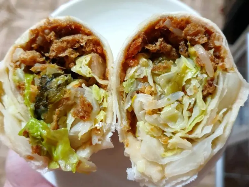 桃園中壢美食 | 劉家現做潤餅 巨無霸尺寸大受歡迎 大排長龍的在地小吃