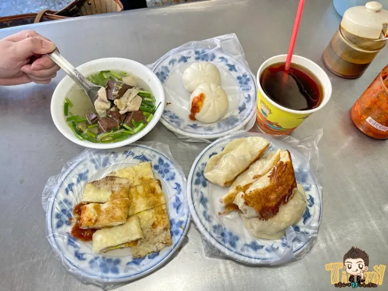 來到花蓮愛排隊的人一定要來這家黃金鍋貼的啦！還有粉漿蛋餅超好吃！--跟著踢小米吃喝玩樂趣