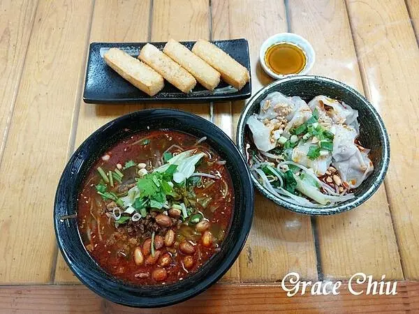 蜀來飽川味麵～酸辣粉／重慶小麵香辣夠勁，搭份紅糖糍粑好滿足