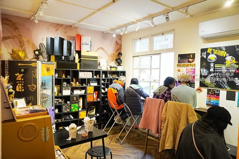 天氣熱了!來碗手作麻辣醬的美味冷麵吧!審計新村文青風麵店，用餐時段一下就客滿!|金匠食味廚房