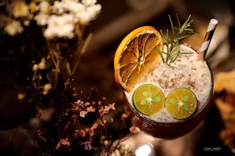 【墾丁大街酒吧】白天不懂夜的美 酒鬼必訪！燈光美氣氛佳 敬南國一杯｜昆汀Bar&Food（屏東恆春）