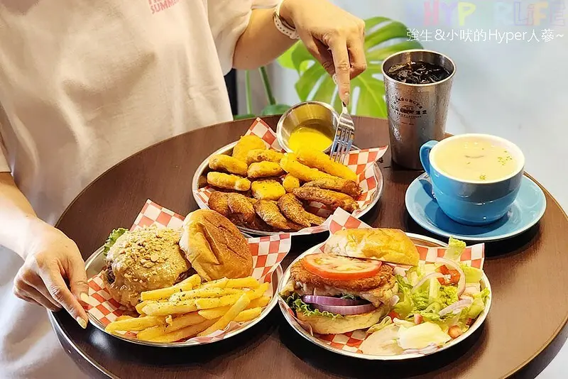 多達十多種以上漢堡組合，從餐車開到店面口味好吃又多變化，店內用餐飲料還無限暢飲，美式漢堡控必吃！