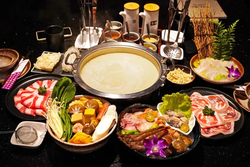 高雄美食火鍋【ㄎㄨㄥˋ湯極品鍋物·燒烤】裝潢別緻約會聚餐好去處│評論玩轉盤送肉盤│豚骨湯頭濃郁有用心│鳳山美食餐廳推薦