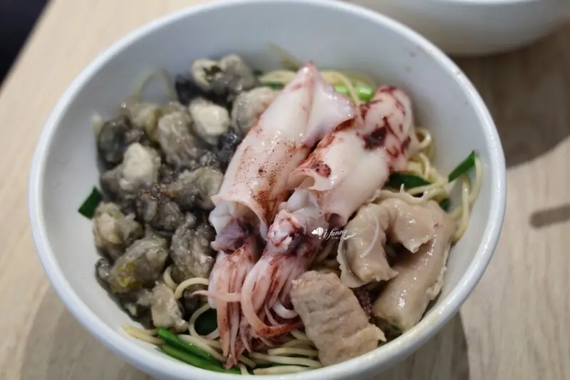 板橋無名乾蚵新店名-源慶鮮蚵 超澎湃鮮蚵小卷乾麵