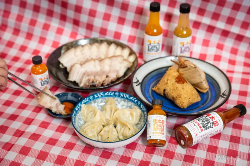 辣太后美式甜辣醬，讓美食的滋味提升到意想不到的境界！不論是吃肉粽～或是海鮮，炸物都能搭配呢！拿來炒五花肉也是香噴噴～連對面阿姨都跑來問啦！ @圍事小哥的幸福相框