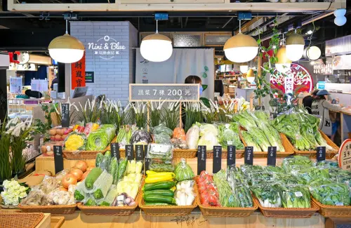 全台最美甜水果專賣店，蔬菜7樣200元、水果玉米筍32支100元-妮妮布魯