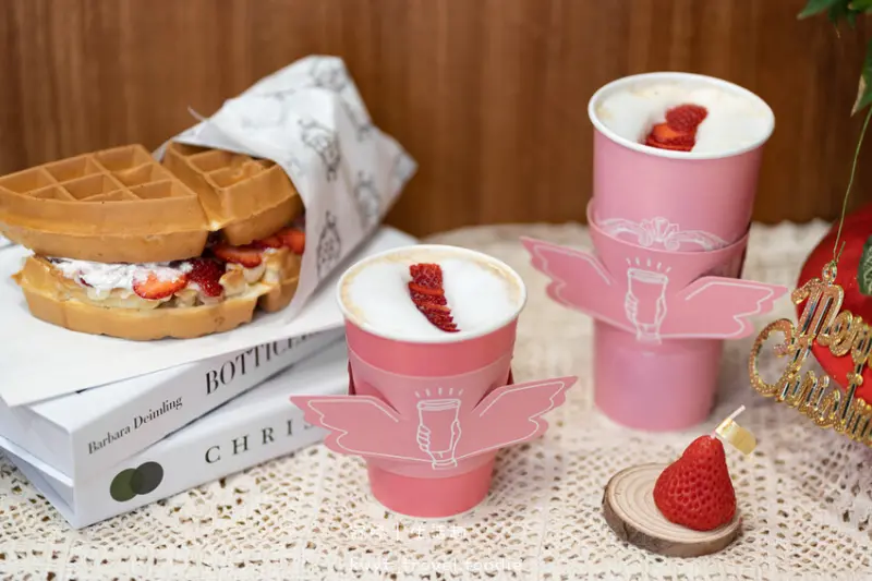 【JAM’S TEA 詹姆詹姆鳳山維新店】草莓控衝了！鳳山下午茶推薦，銅板價草莓咖啡，手釀果蜜有果粒│菜單