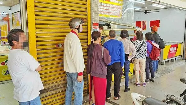 【中和美食】呷飯城｜三配菜一主菜便當真的只要５５元！還有內用炒麵免費吃到飽