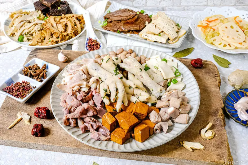 冰涼涮嘴眷村白滷，橄欖屋滷味小菜，滷汁清香入味，來點海帶、百頁、肉凍搭眷村涼麵吃很豐盛！