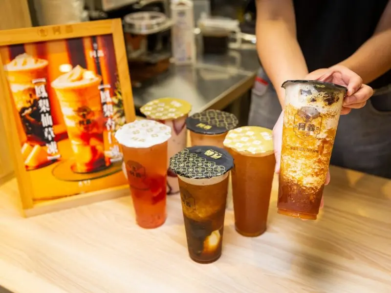 中壢手搖飲推薦-超美味的1955阿義鳳梨冰來中壢啦！傳承六十年的鳳梨冰超好喝，獨家鳳梨蜜搭配綠茶紅茶也都非常優呢。而且每天還有各種不同的手工珍珠以及蒟蒻凍～