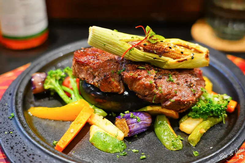 轉剭喀 Steak&Bar》美式無菜單料理600元起無收服務費，牛排道地附餐菜色經典好吃｜宜蘭冬山美食餐廳