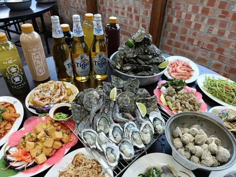 尚青的蚵仔吃到飽來啦~還有大白蝦也跟著吃到飽，這樣450元還不收服務費，愛吃蚵仔的衝一波~