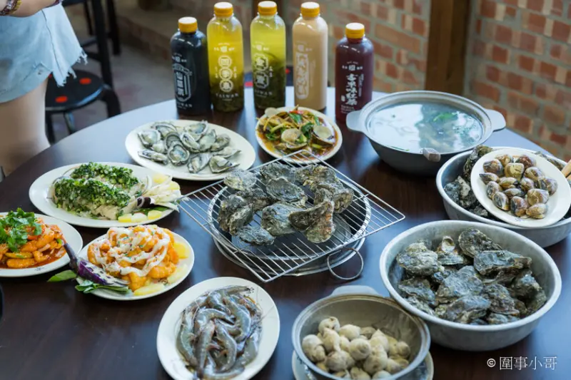 龍潭美食-不只有每日從嘉義東石直送的新鮮蚵仔跟優質白蝦，蝦咪挖蚵也有超厲害的快炒跟啤酒暢飲啊！要吃飯要聚餐要小酌來蝦咪挖蚵就對啦～（邀約