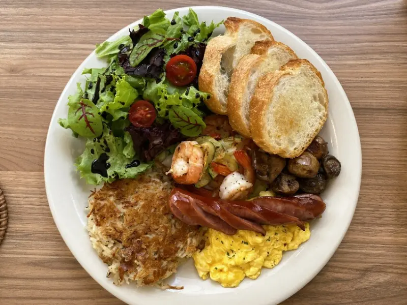 【台中 早午餐】裹腹 Grab Food Brunch(寵物友善)。香蒜橄欖蝦大早餐+提拉米蘇。早餐搭甜點~新潮流早餐必訪一波！