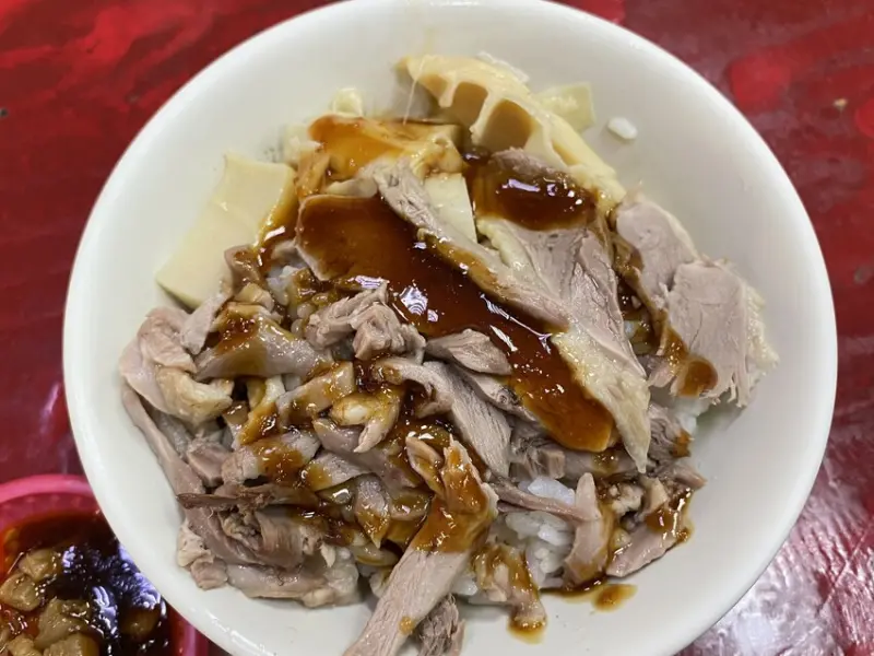【台中 小吃】禾冠宏傳統鵝肉店-西屯店 粉嫩甘甜的鵝肉飯，經典的味道人群聞香而來