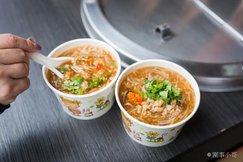 南方澳在地早餐吃什麼？年青的小牛米粉羹還是已經賣了三十多年的阿姨蛋餅水煎包？小朋友才作選擇啦我都要吃啊啊