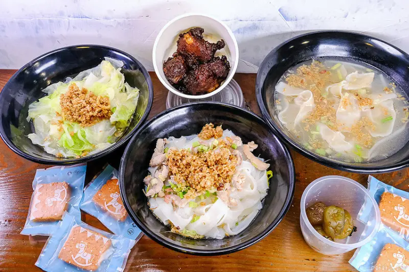 手工餛飩個大餡料扎實，客家嬤純米客家粄條，純米粄條清香脆彈，搭招財餛飩吃飽飽！