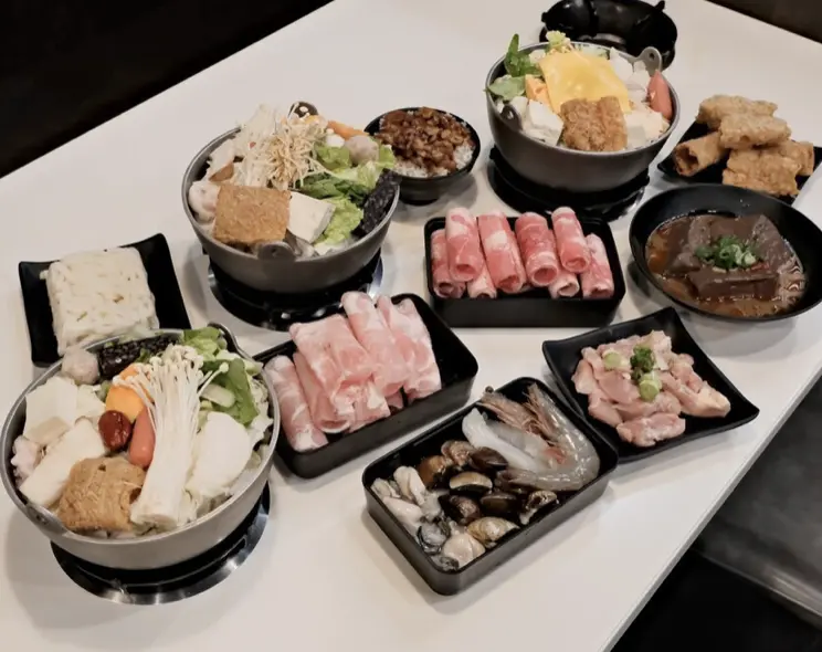 【林口長庚美食】開鍋open pot～ 只要170元起的平價小火鍋！滷肉飯、麵食、飲料吧、霜淇淋免費吃到飽～捷運A8長庚醫院美食、林口平價火鍋推薦～文內附菜單
