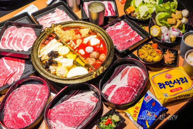 最超值的比臉大和牛吃到飽人氣鍋物只要388元起！還有超過40種蔬菜火鍋料飲料甜點無限供應～怎樣吃都划算