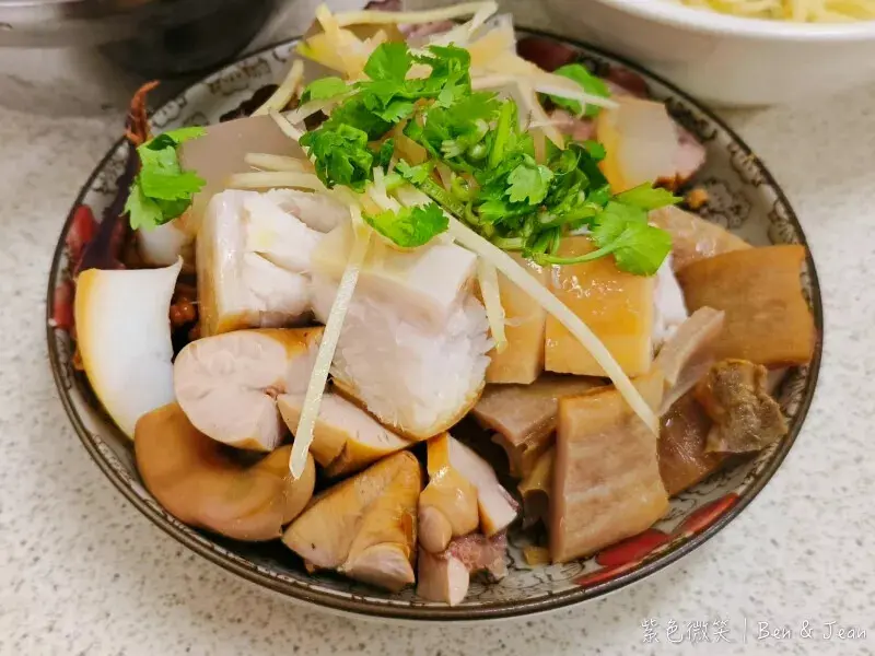 蘇澳阿暖魚雜》煙燻魚雜口味獨特，專賣魚雜及鵝肉料理黑白切老店，必吃鵝油飯、綜合魚雜｜蘇澳在地特色小吃