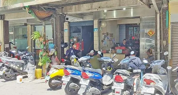 【板橋美食】古早味小吃 小餛飩肉羹湯 油飯｜１５元油飯３０元肉羹湯，超佛心價的隱藏版美食