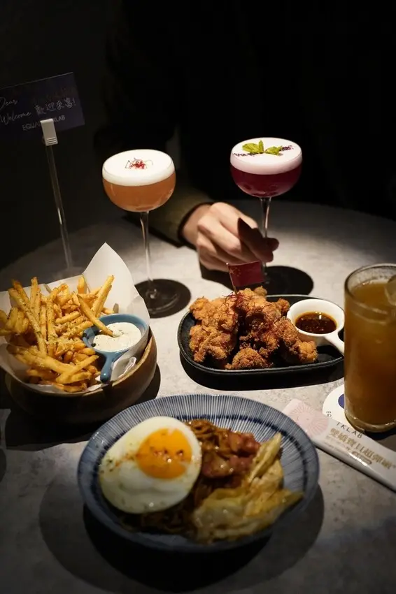 宜窩 EQUAL by TKLAB - 隱藏於巷弄的酒吧，喝得到結合保健品的調酒！精選15款世界各地炸雞，結合日西台文化美食，台北信義區酒吧推薦