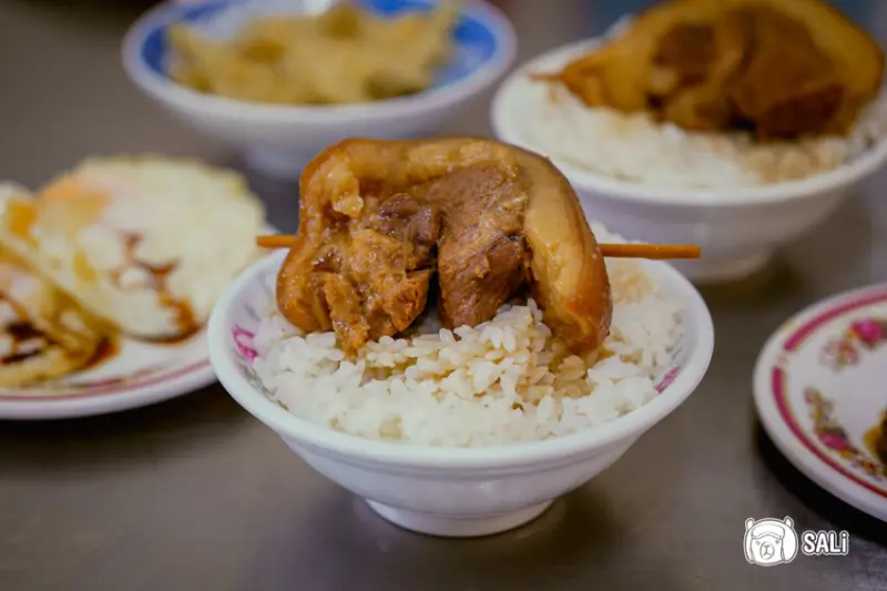 星爌肉飯｜彰化市美食，爌肉飯推薦，家傳秘方滷製，還能搭有機荷包蛋