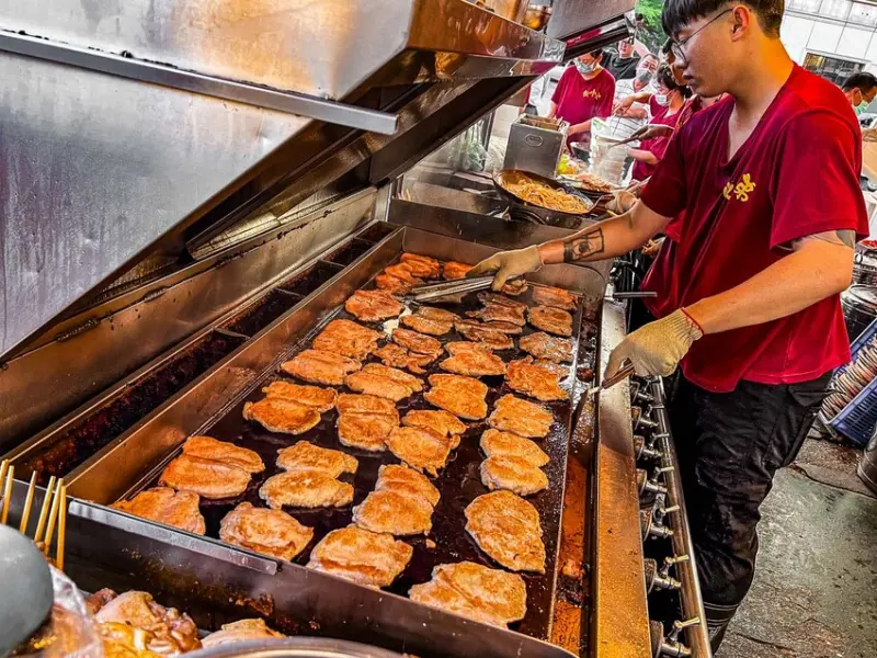高雄市三民區牛小弟牛排總店｜超大鐵板整個鋪滿！內用、外帶都爆滿的超狂夜市牛排