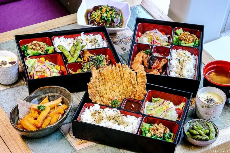 圖書館內美味日式定食、烏龍麵，日饕和食料理定食200元優惠，舒適寬敞，適合聚餐午茶！