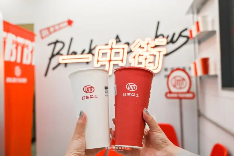 平價好喝紅茶冰只要25元！推薦必喝荔枝冰紅，還有豪華巴士奶茶好料自己選，咀嚼系會喜歡！