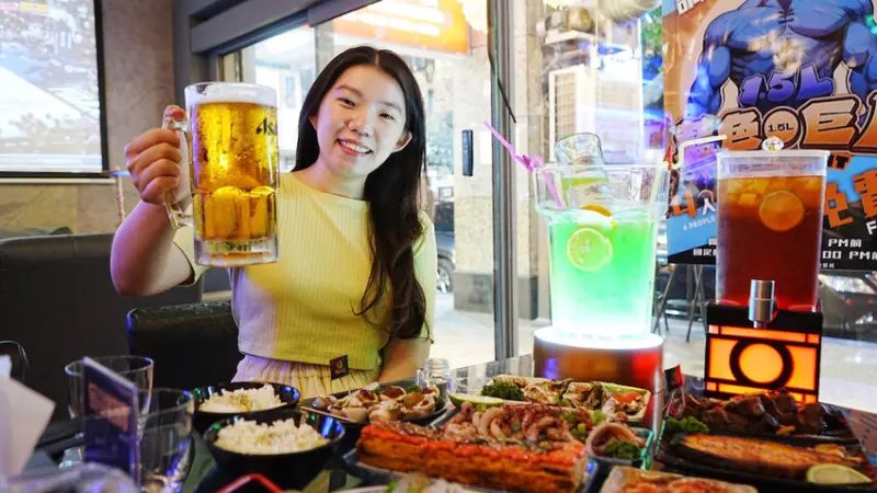 新北市永和區[新北美食] 海神弄局餐酒Bar｜永和酒吧推薦！1.5公升免費調酒等你來挑戰！