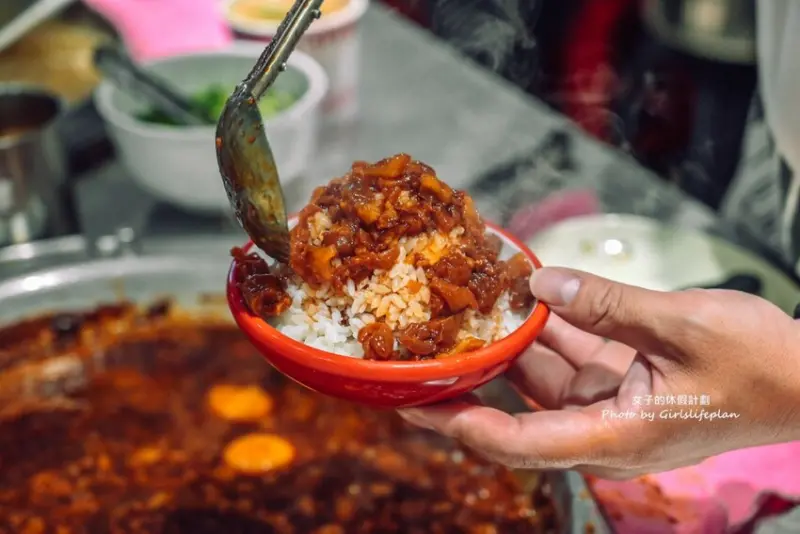超人氣魯肉飯專賣店，免費加魯汁、加湯喝飽飽，大推30元滷肉飯魯肉便當4菜2肉也有夠超值豬腳也好吃