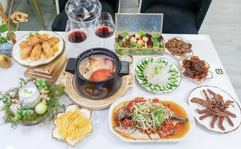 【宜蘭礁溪美食】龍鳳粥品.礁溪人氣雞湯店再展新店.砂鍋蝦蟹粥600元起(兩人份).三白花膠燉奶超驚豔.紅酒188