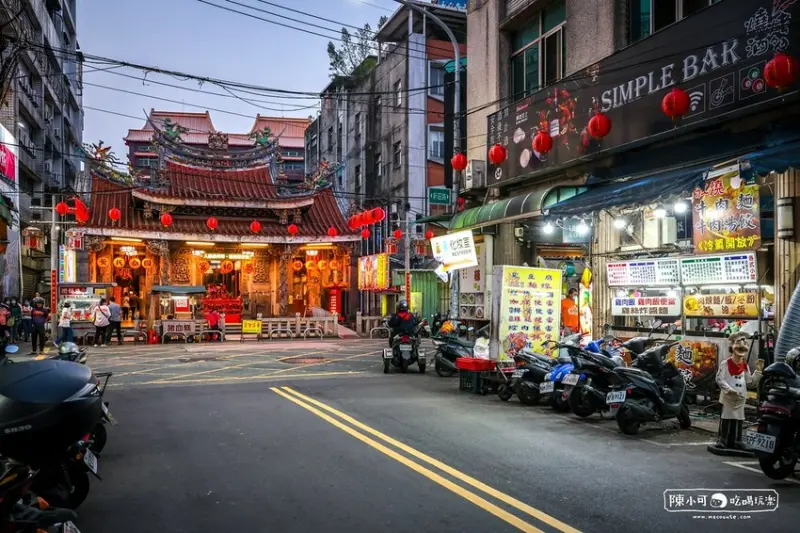 【新莊美食】廟口臭豆腐（新莊廟街），肉圓、煙燻雞腿雞翅推薦