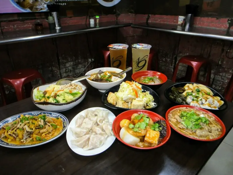 【美食】「廟口臭豆腐（新莊廟街）」臭豆腐、麵線、肉圓，新莊廟街美食推薦、新莊小吃推薦 (附菜單)